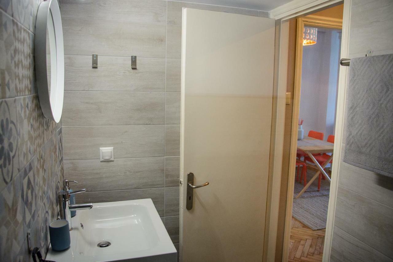 Fully Renovated And Relaxing Apartment Athena Bagian luar foto